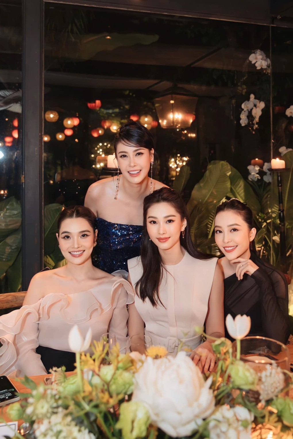 Hoa hậu Đặng Thu Thảo, nghệ sĩ múa Linh Nga (giữa và phải) khoe nhan sắc rực rỡ ở buổi tiệc sinh nhật của hoa hậu Hà Kiều Anh.