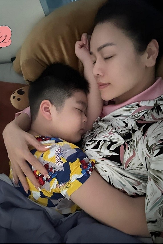 Khoảnh khắc êm đềm được ôm con trai ngủ của diễn viên Nhật Kim Anh.