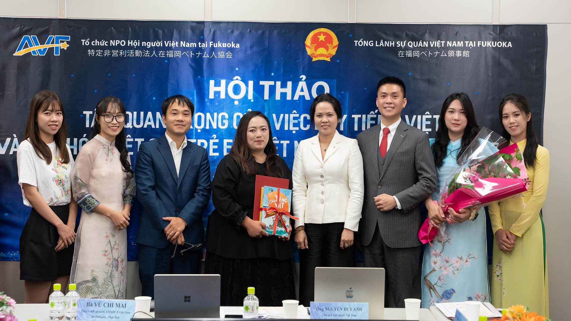 Bà Vũ Chi Mai, Tổng lãnh sự Việt Nam tại Fukuoka, Nhật Bản trao tặng sách cho Ban Tiếng Việt của Hội người Việt Nam tại Fukuoka.