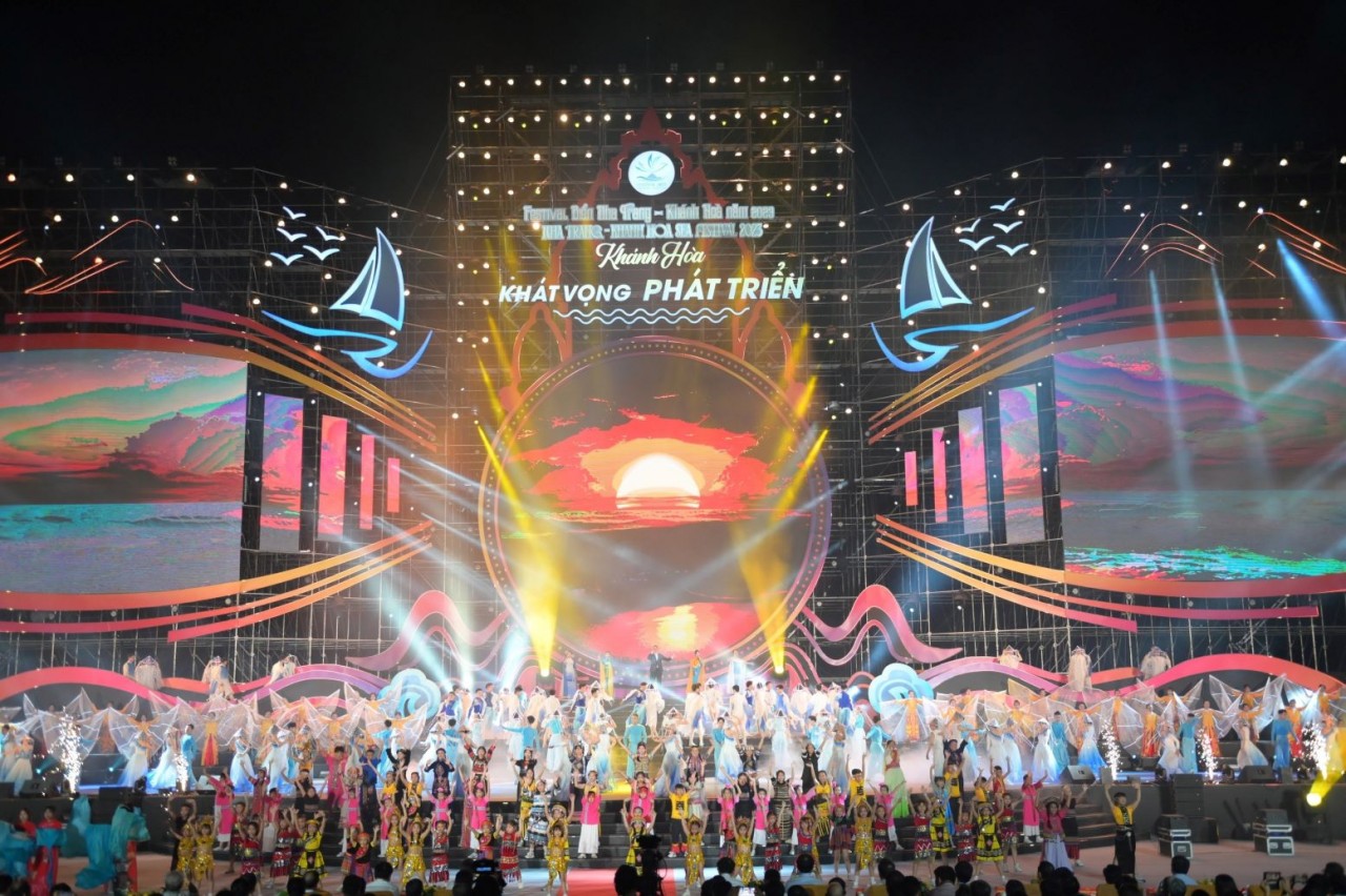 Đại nhạc cảnh Khánh Hoà sóng hát mở màn chương trình khai mạc Festival Biển 2023. (Nguồn: TTXVN)