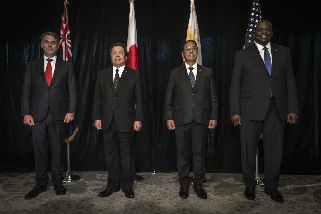  Bộ trưởng Quốc phòng các nước Nhật Bản, Mỹ, Australia và Philippines  cuộc gặp bên lề Đối thoại Shangri-La ở Singapore ngày 3/6. (Nguồn: Twitter)