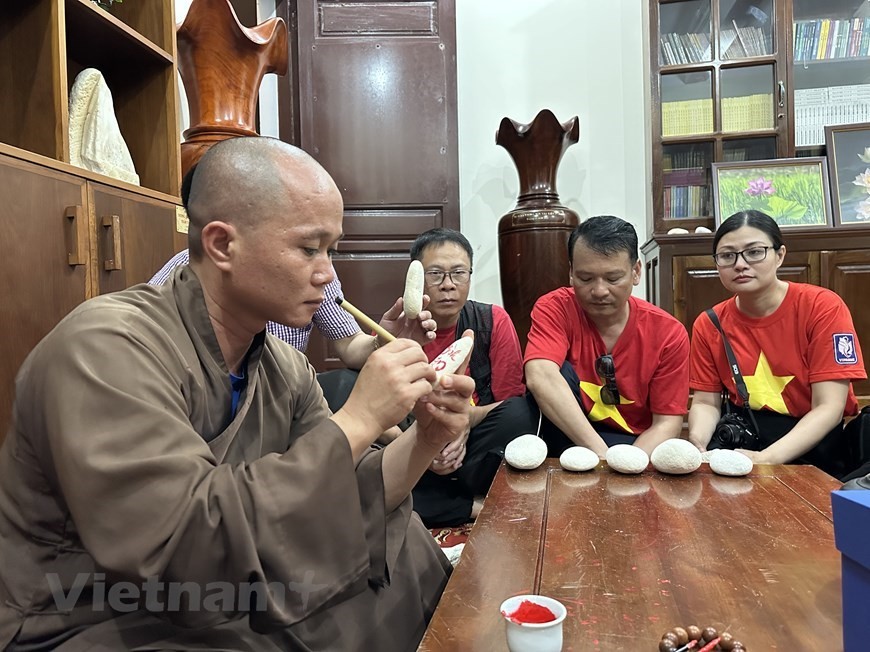 Venerable Thich Nhuan Dat from Truong Sa Lon Pagoda passes on kind words to delegations visiting Truong Sa Island. (Photo: Vietnam+)