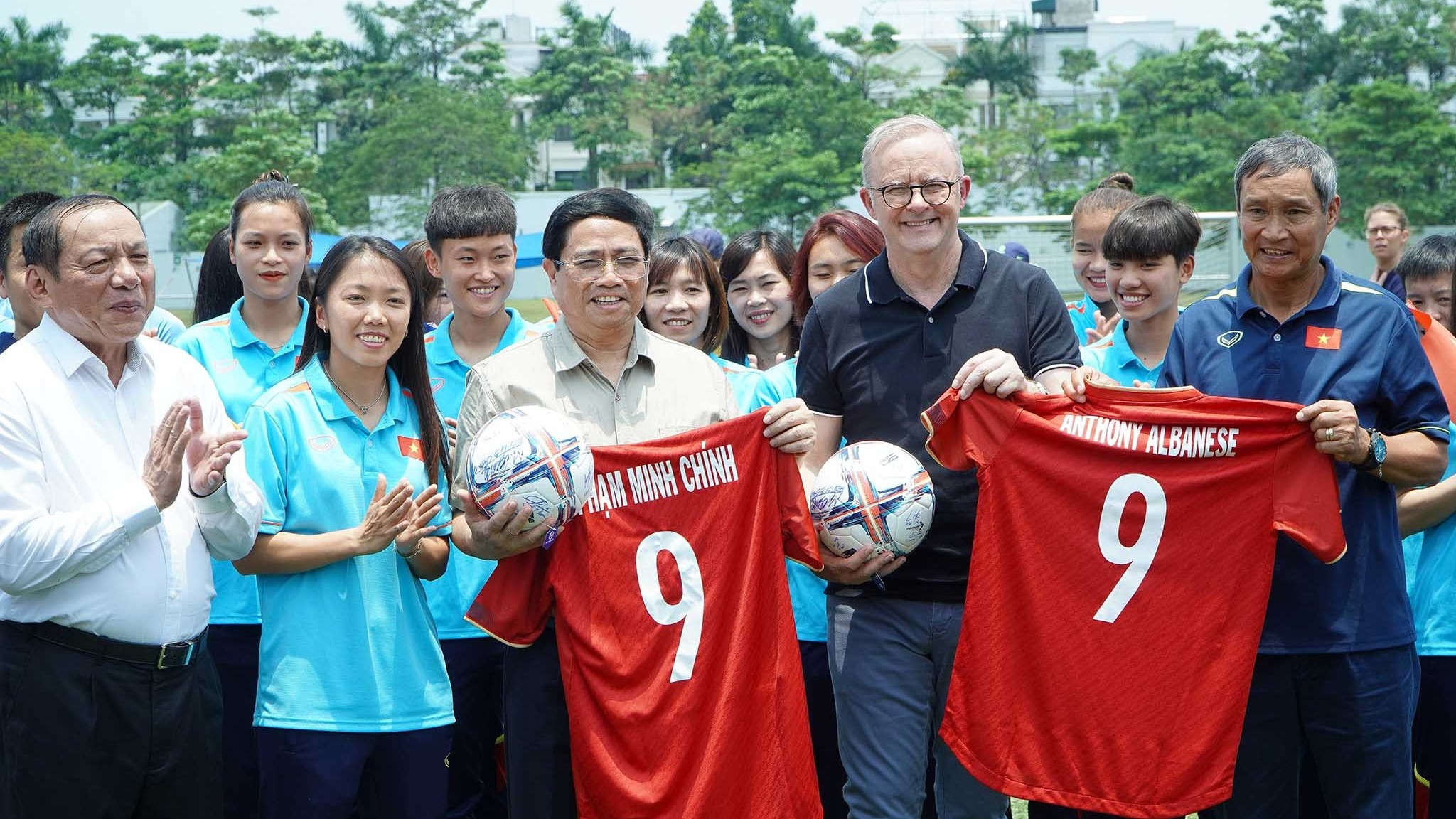 thu tuong pham minh chinh va thu tuong anthony albanese giao luu voi doi tuyen bong da nu viet nam va u20 nu australia