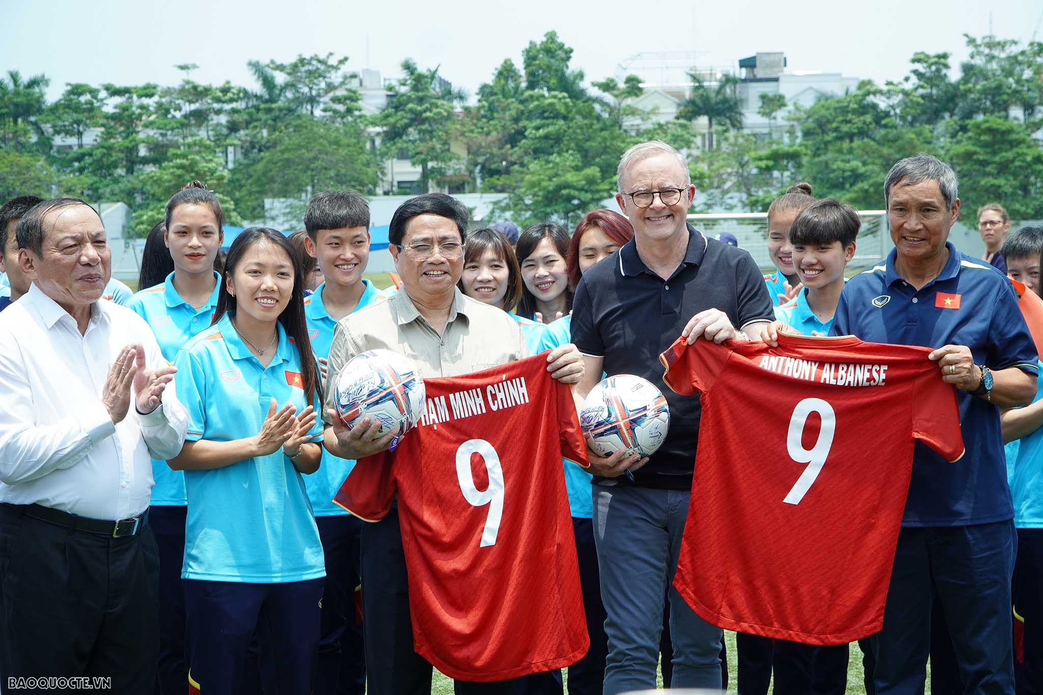 Thủ tướng Việt Nam và Thủ tướng Australia giao lưu với đội tuyển bóng đá nữ Việt Nam