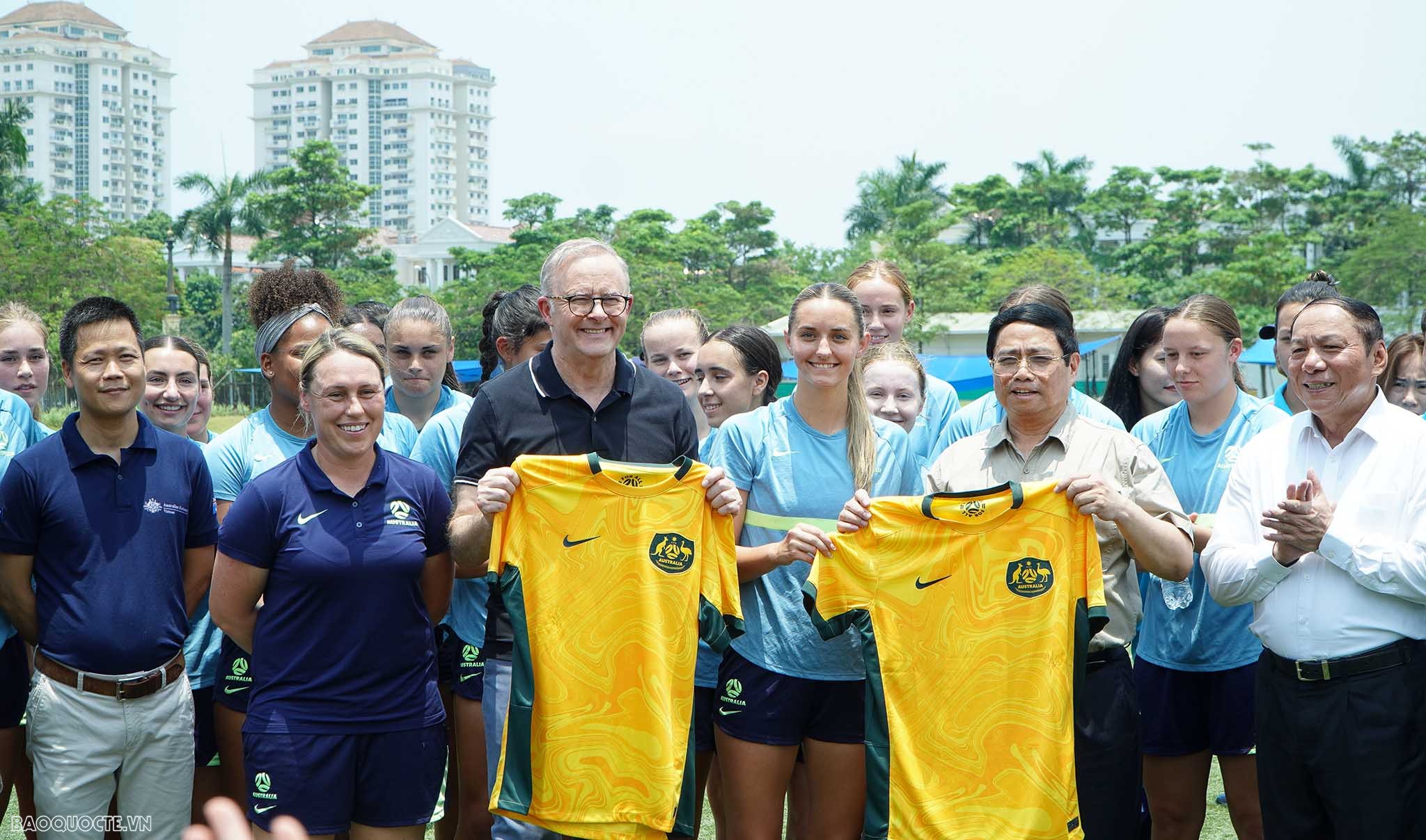 Thủ tướng Việt Nam và Thủ tướng Australia giao lưu với đội tuyển bóng đá nữ Việt Nam
