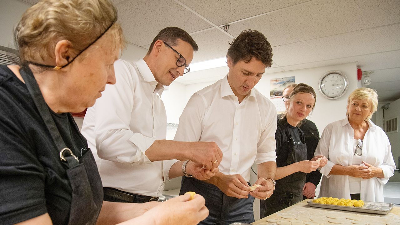 Thủ tướng Ba Lan Mateusz Morawiecki và người đồng cấp Canada Justin Trudeau làm bánh bao trong một nhà hàng Ba Lan ở Toronto, Canada ngày 3/6. (Nguồn: PAP)