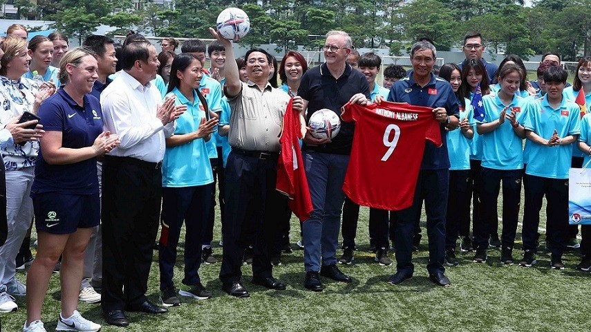 PMs join in exchange with female footballers of Vietnam, Australia