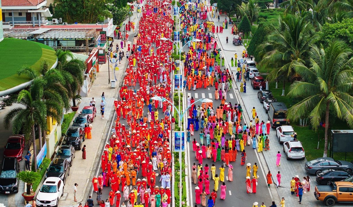 Hơn 6.000 người mặc áo dài diễu hành trên phố Nha Trang
