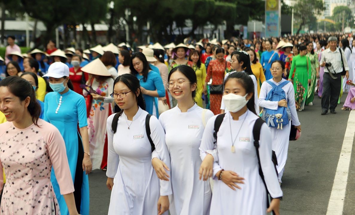 Hơn 6.000 người mặc áo dài diễu hành trên phố Nha Trang