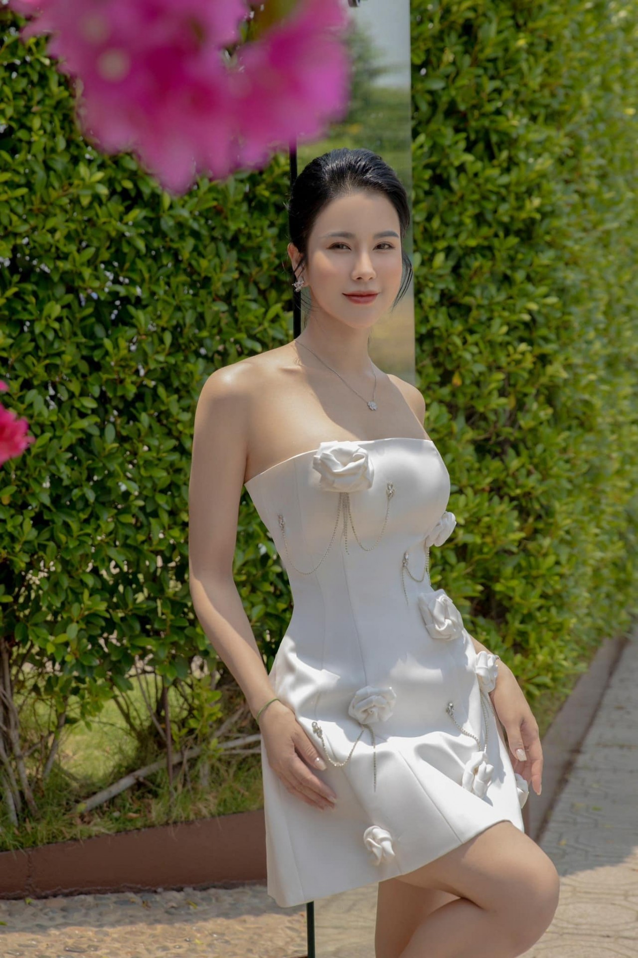 Kỳ Duyên diện váy xẻ sâu, cùng dàn sao Việt háo hức đến dự đám cưới Diệp  Lâm Anh