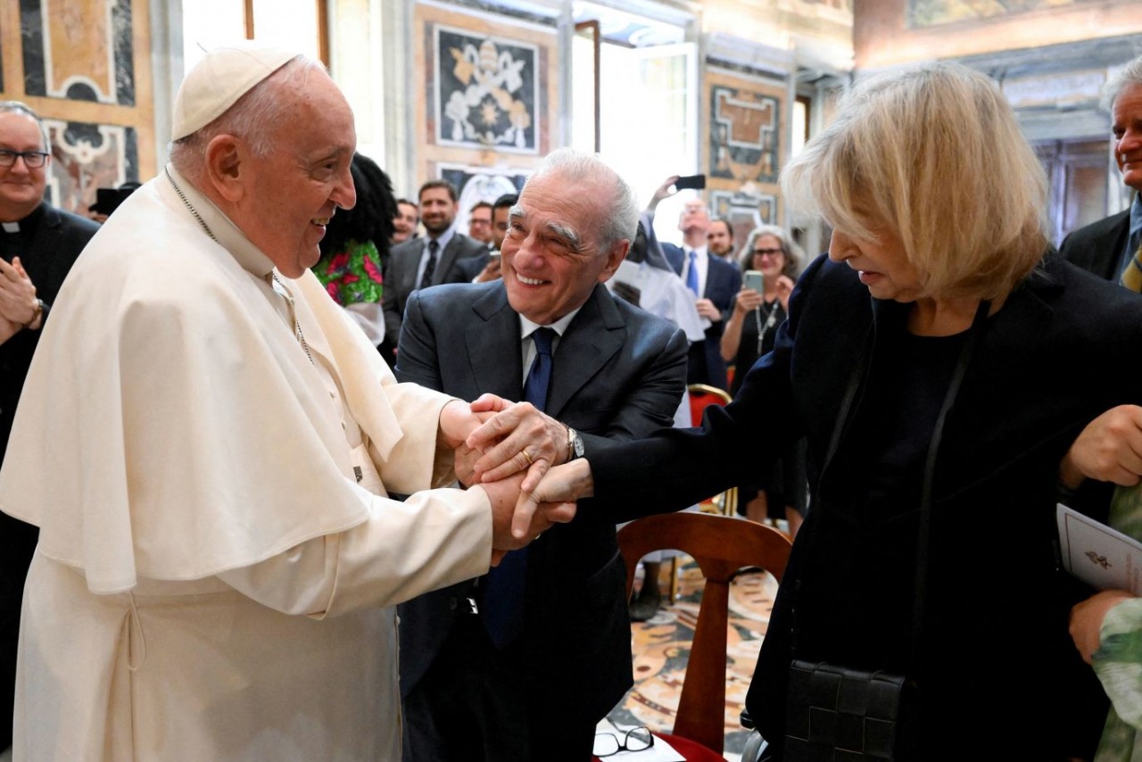 Đức giáo hoàng Francis gặp đạo diễn Martin Scorsese và vợ của ông, bà Helen Morris, trong một hội nghị tại Vatican, ngày 27/5. (Nguồn: Reuters)