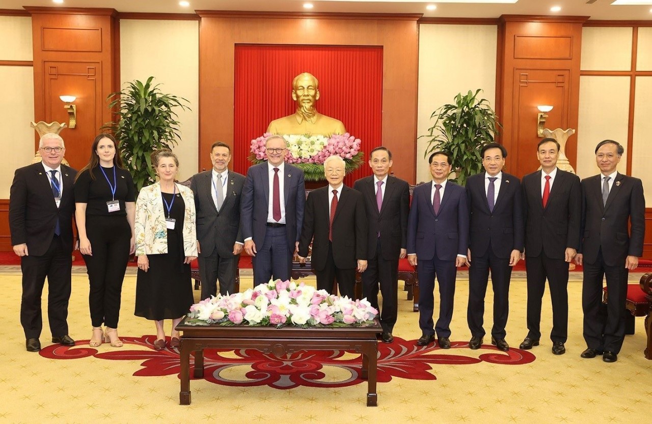 Tổng Bí thư Nguyễn Phú Trọng và Thủ tướng Australia AnthonyAlbanese cùng các đại biểu chụp ảnh chung. (Nguồn: TTXVN)