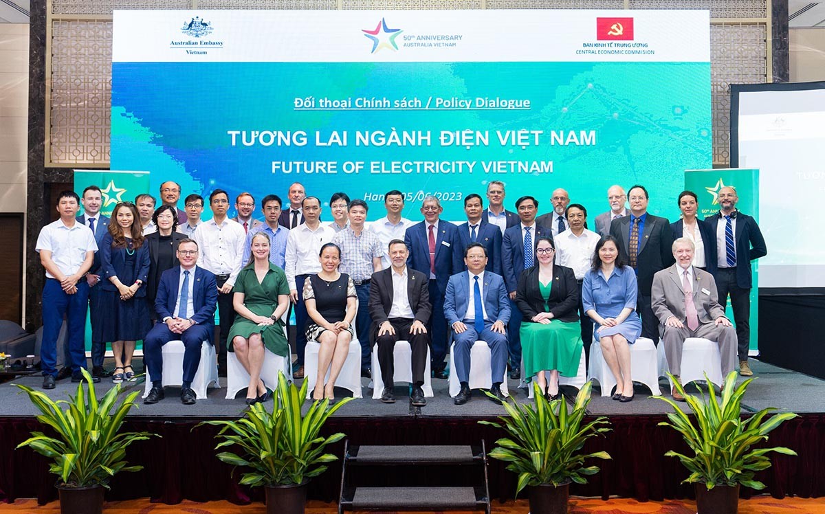 Speakers, experts and moderators at the the Policy Dialogue ‘Future of Electricity Vietnam’