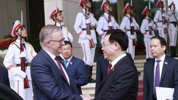 NA Chairman Vuong Dinh Hue meets with Australian Prime Minister