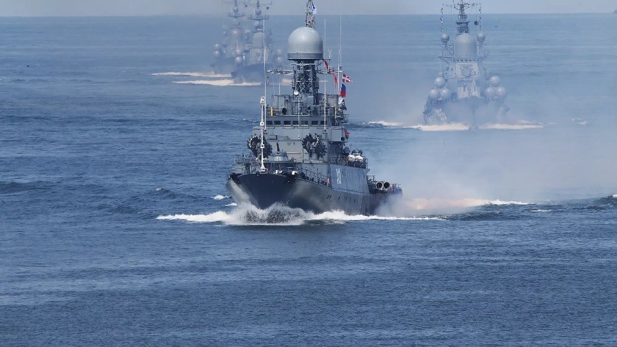 Nga dàn quân, chiến hạm và khí tài, tiến hành hàng loạt cuộc tập trận
