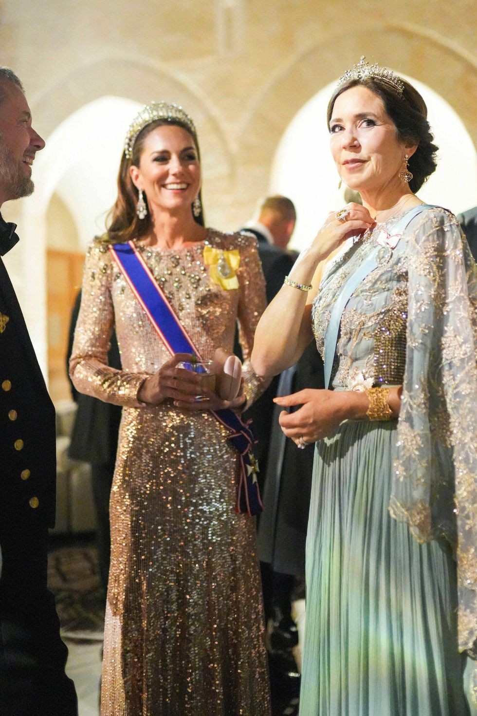 Những chiếc vương miện xa xỉ xuất hiện trong hôn lễ của Thái tử Jordan Hussein