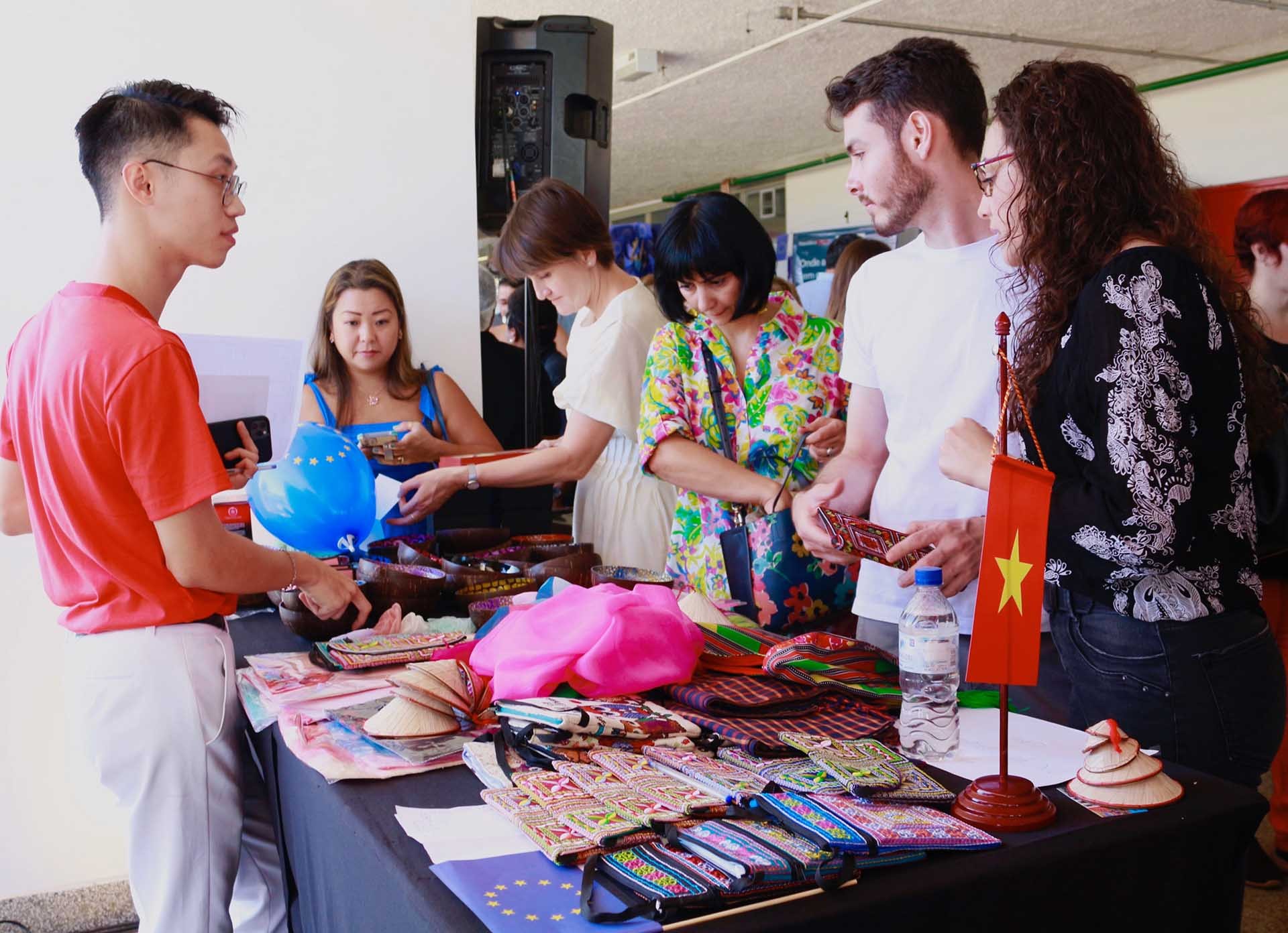 Đại sứ quán Việt Nam tại Brazil tham gia Hội chợ văn hóa và ẩm thực quốc tế 2023