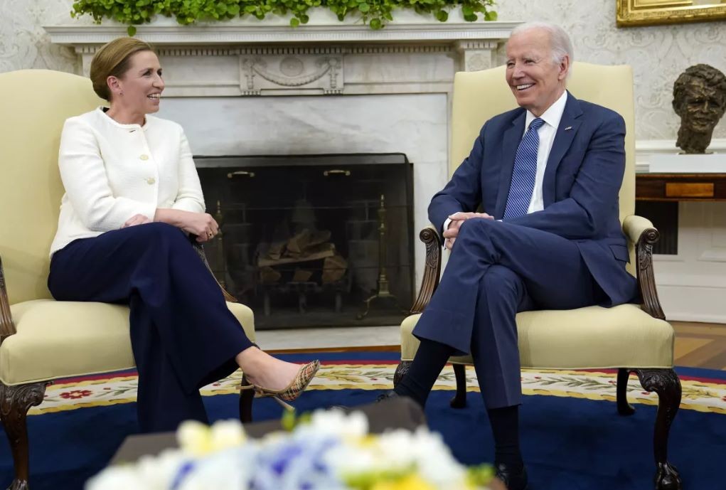 Tổng thống Joe Biden gặp Thủ tướng Đan Mạch Mette Frederiksen tại Phòng Bầu dục của Nhà Trắng ở Washington, Thứ Hai, ngày 5 tháng 6 năm 2023. (Ảnh AP/Susan Walsh)(Susan Walsh / Associated Press)