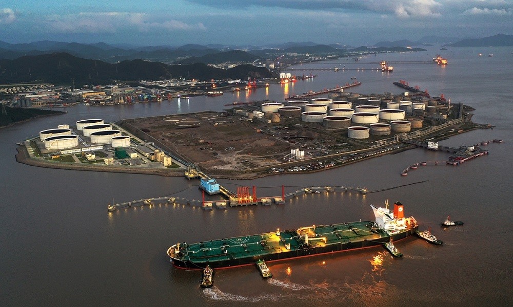(06.06) Một khu cảng tiếp nhận tàu chở dầu tại Cảng Chu San, tỉnh Chiết Giang, Trung Quốc. (Nguồn: CNS)