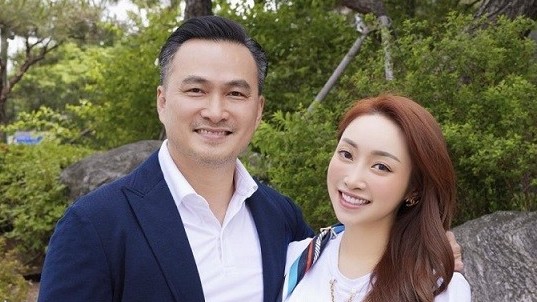 Vợ chồng diễn viên Chi Bảo lên đồ sang chảnh dạo chơi, du lịch Hàn Quốc