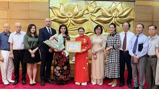 Trao tặng Kỷ niệm chương cho Đại sứ Bulgaria tại Việt Nam
