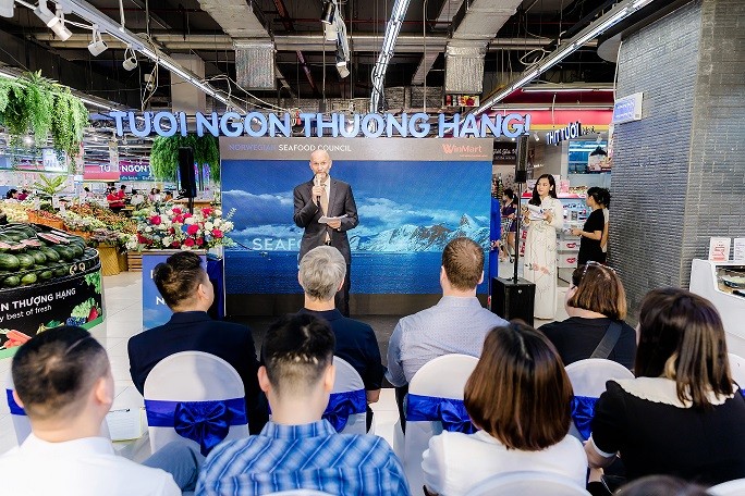 Đại sứ Na Uy cùng chế biến món ăn tại Ngày hội Hải sản Na Uy đầu tiên tại Việt Nam