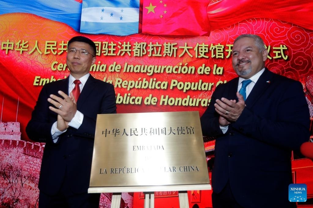 Đại biện lâm thời Đại sứ quán Trung Quốc tại Honduras Yu Bo và Ngoại trưởng Honduras Eduardo Reina dự lễ khánh thành Đại sứ quán Trung Quốc tại Tegucigalpa, Honduras ngày 5/6.