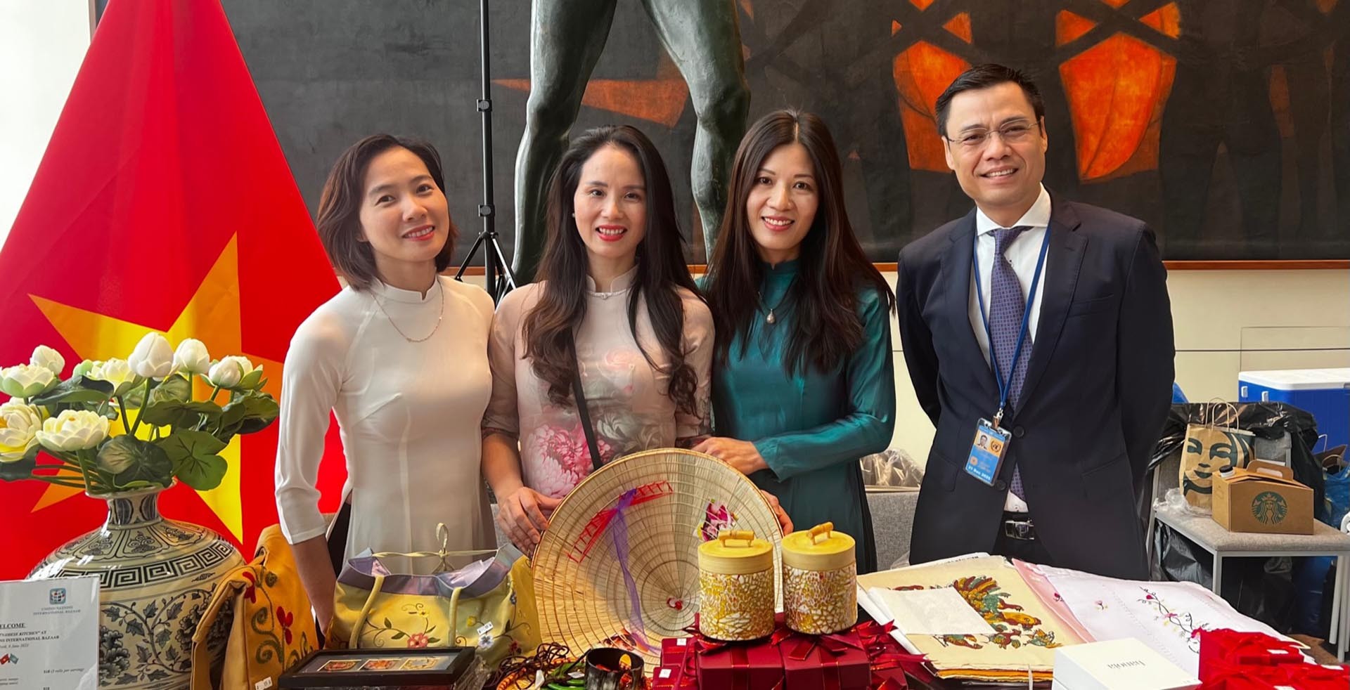 Đại sứ Đặng Hoàng Giang đến thăm các gian hàng mỹ nghệ và ẩm thực của Việt Nam.