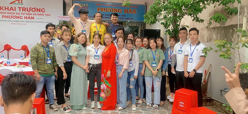 Hoa hậu Thanh Thuý chụp hình cùng các ứng viên tham gia xuất khẩu lao động tại cty Phương Hàn