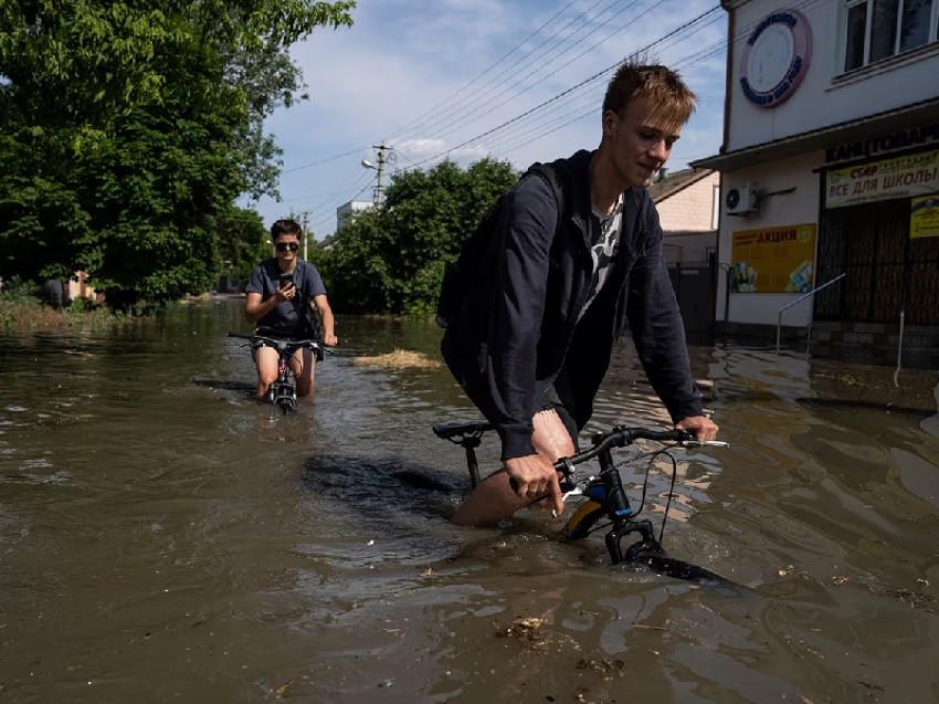 Vụ vỡ đập Kakhovka: Nước lũ ở Nova Kakhovka rút dần, tiết lộ số người mất tích. (Nguồn: AP)