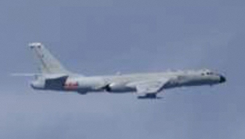 Bức ảnh này được chụp vào ngày 6 tháng 6 năm 2023, cho thấy một máy bay ném bom H-6 của Trung Quốc trong chuyến bay chung với máy bay quân sự của Nga. (Ảnh do Bộ Tổng tham mưu Bộ Quốc phòng Nhật Bản cung cấp) (Kyodo)