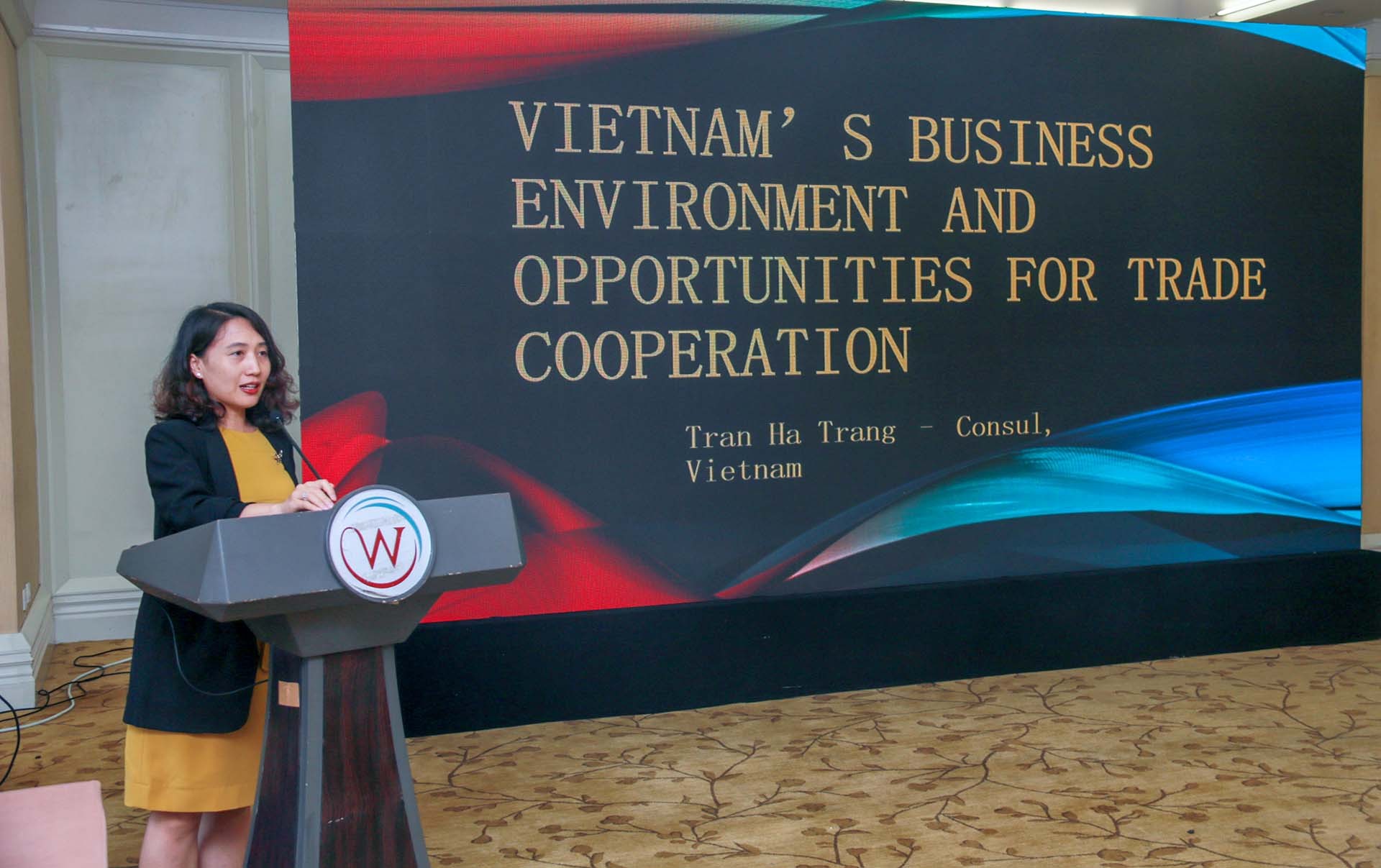 Bà Trần Hà Trang, Lãnh sự phụ trách kinh tế-thương mại giới thiệu về môi trường đầu tư, kinh doanh và các chính sách ưu đãi của Việt Nam.