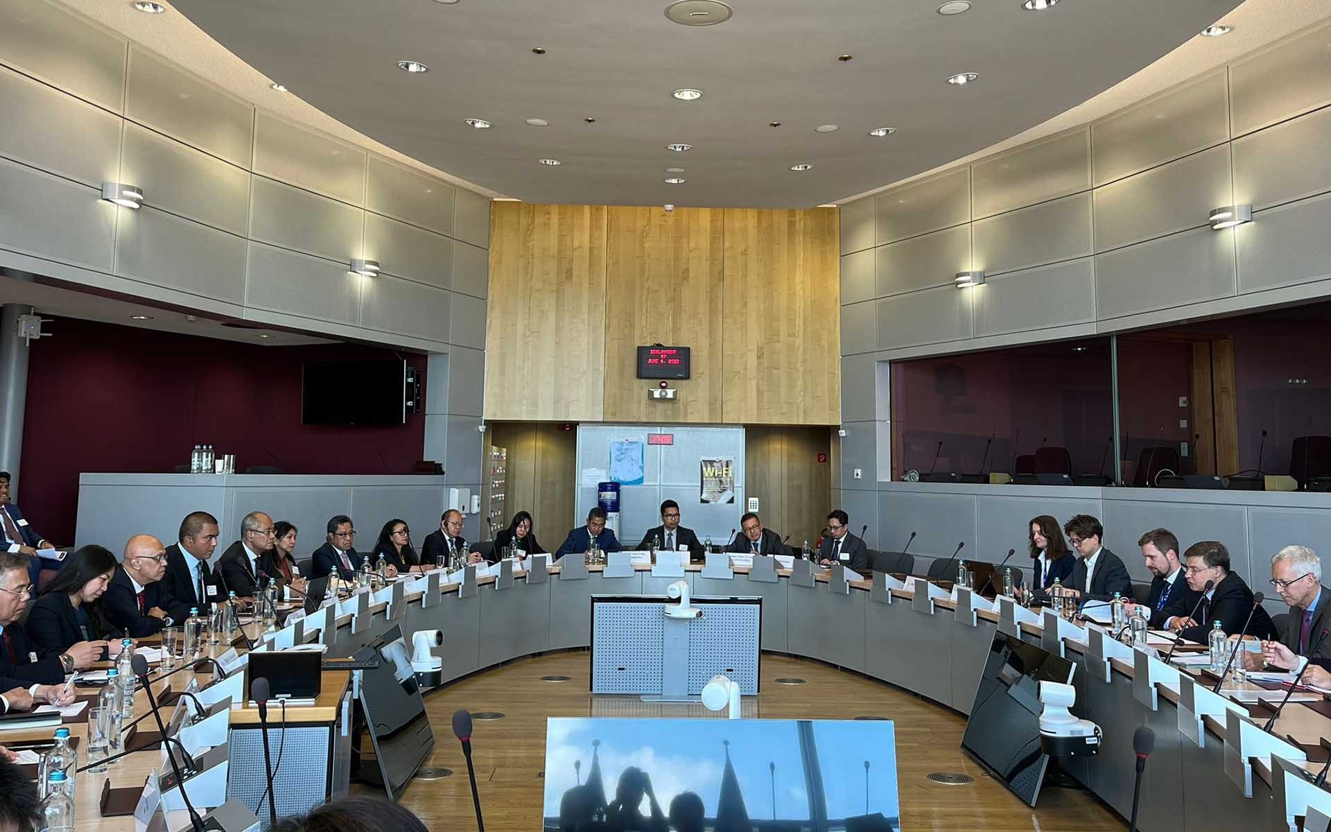 Ủy ban các nước ASEAN tại Brussels họp với Phó Chủ tịch Ủy ban châu Âu phụ trách Thương mại Valdis Dombrovski.