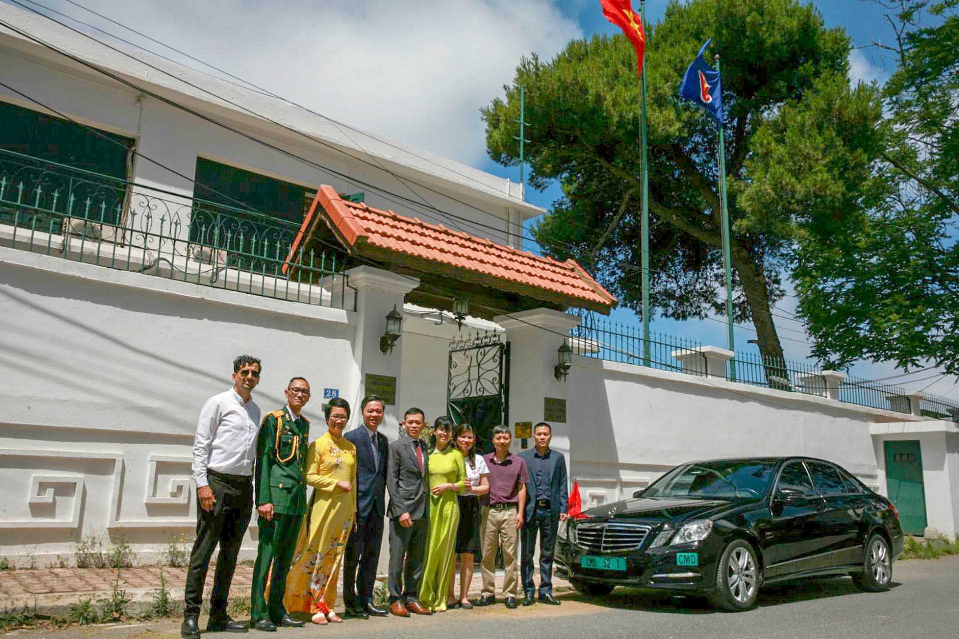 Cán bộ nhân viên Đại sứ quán Việt Nam tại Algeria sau khi trình Thư ủy nhiệm.
