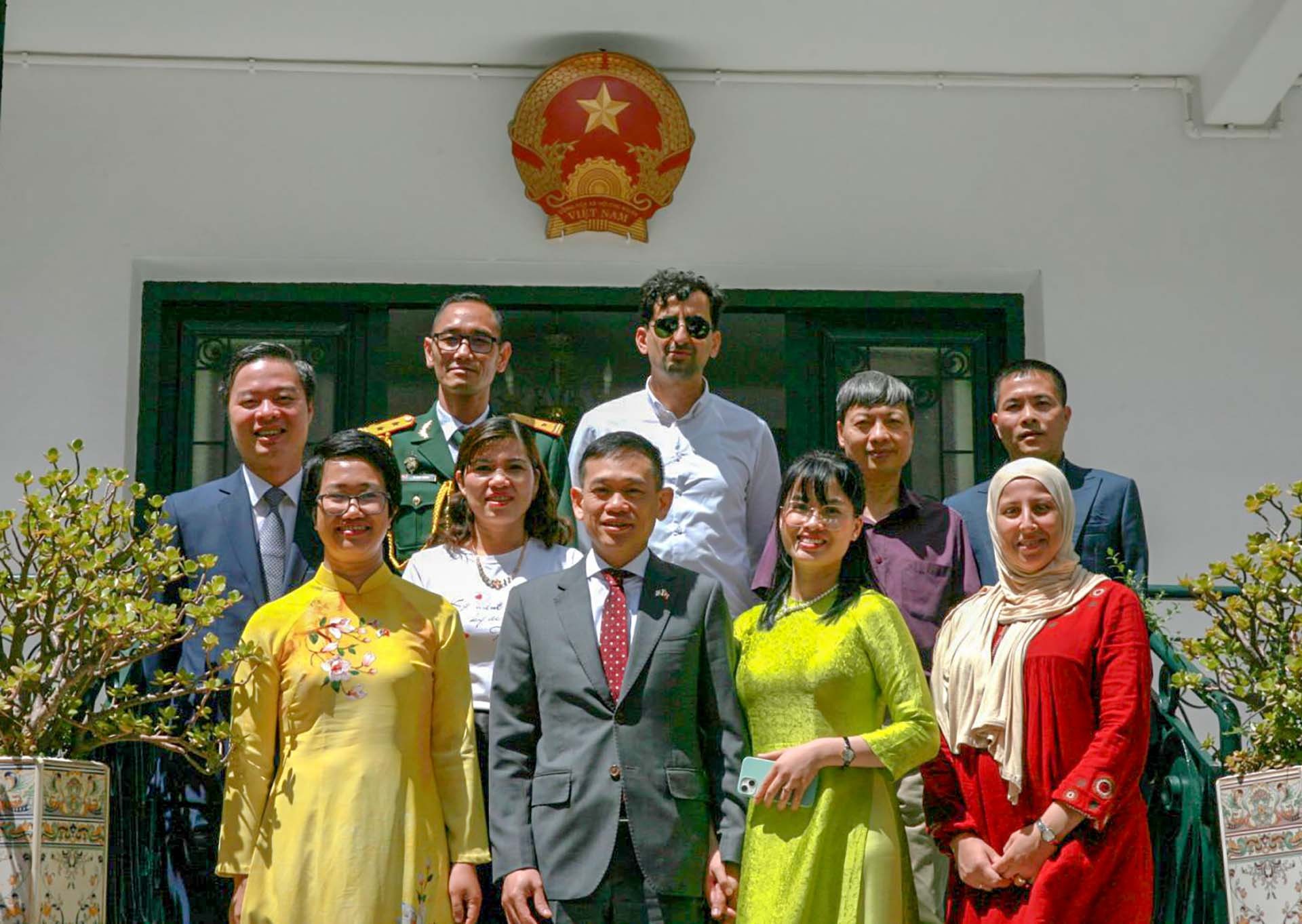 Cán bộ nhân viên Đại sứ quán Việt Nam tại Algeria.