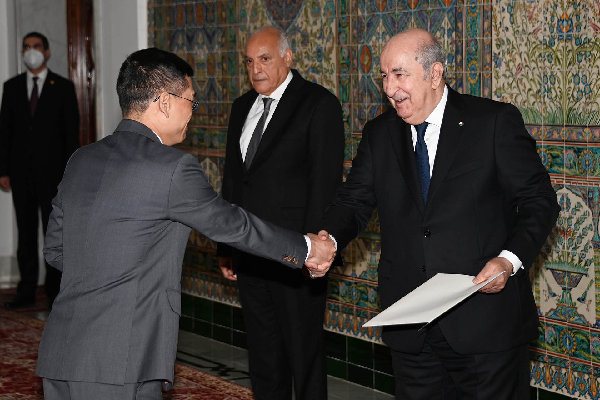 Đại sứ Trần Quốc Khánh trình Thư ủy nhiệm lên Tổng thống Algeria Abdelmadjid Tebboune 