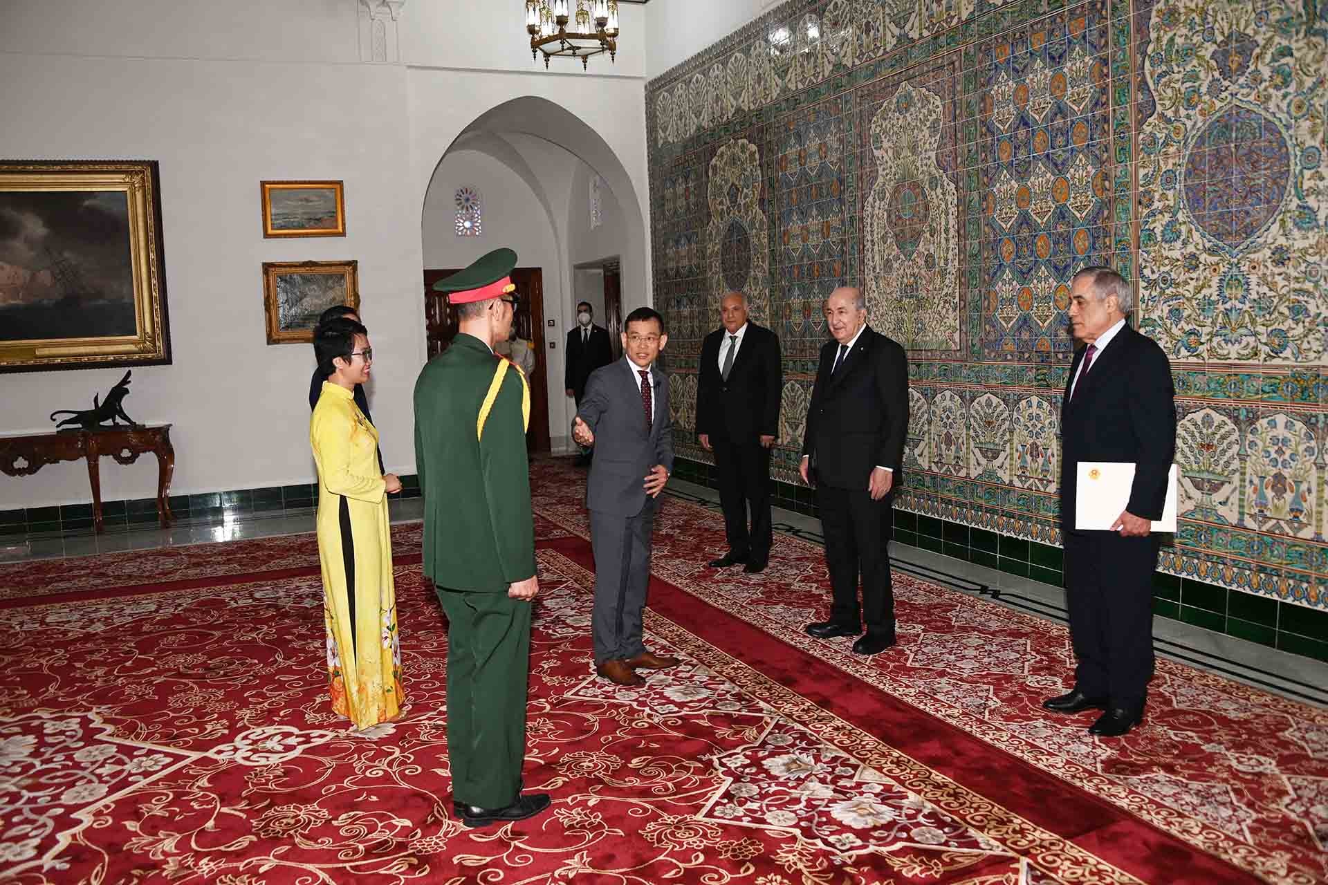 Đoàn Việt Nam chào Tổng thống Algeria tại lễ trình Thư ủy nhiệm.