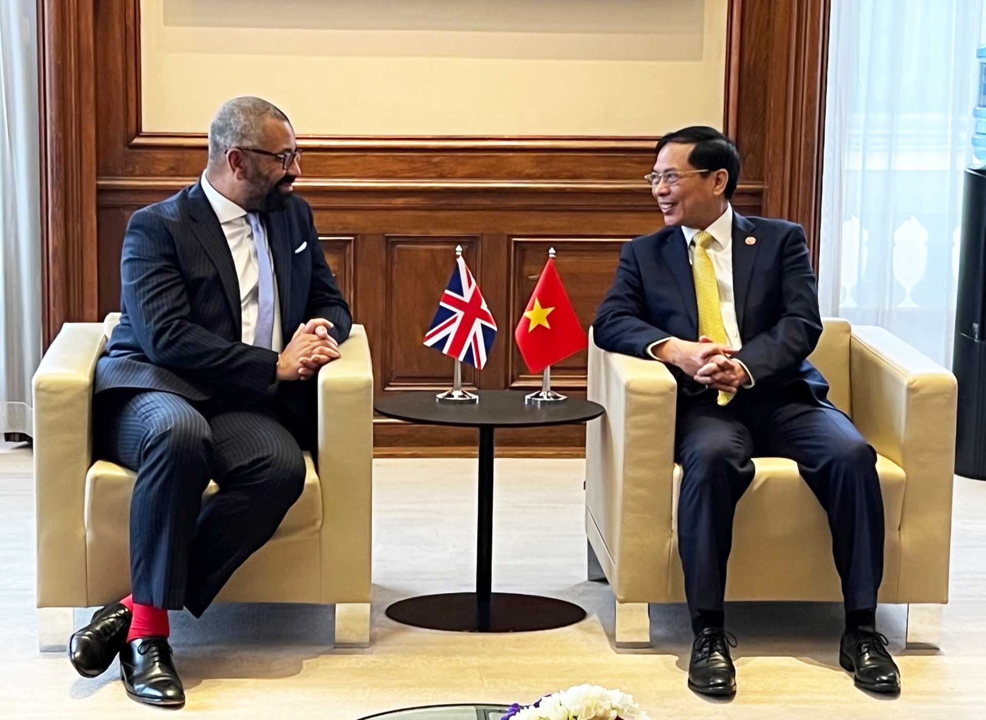 Bộ trưởng Ngoại giao Bùi Thanh Sơn gặp Bộ trưởng Ngoại giao Anh James Cleverly. 