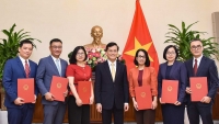 Thứ trưởng Ngoại giao Hà Kim Ngọc trao quyết định phân công, điều động và bổ nhiệm cho 6 cán bộ lãnh đạo cấp Vụ