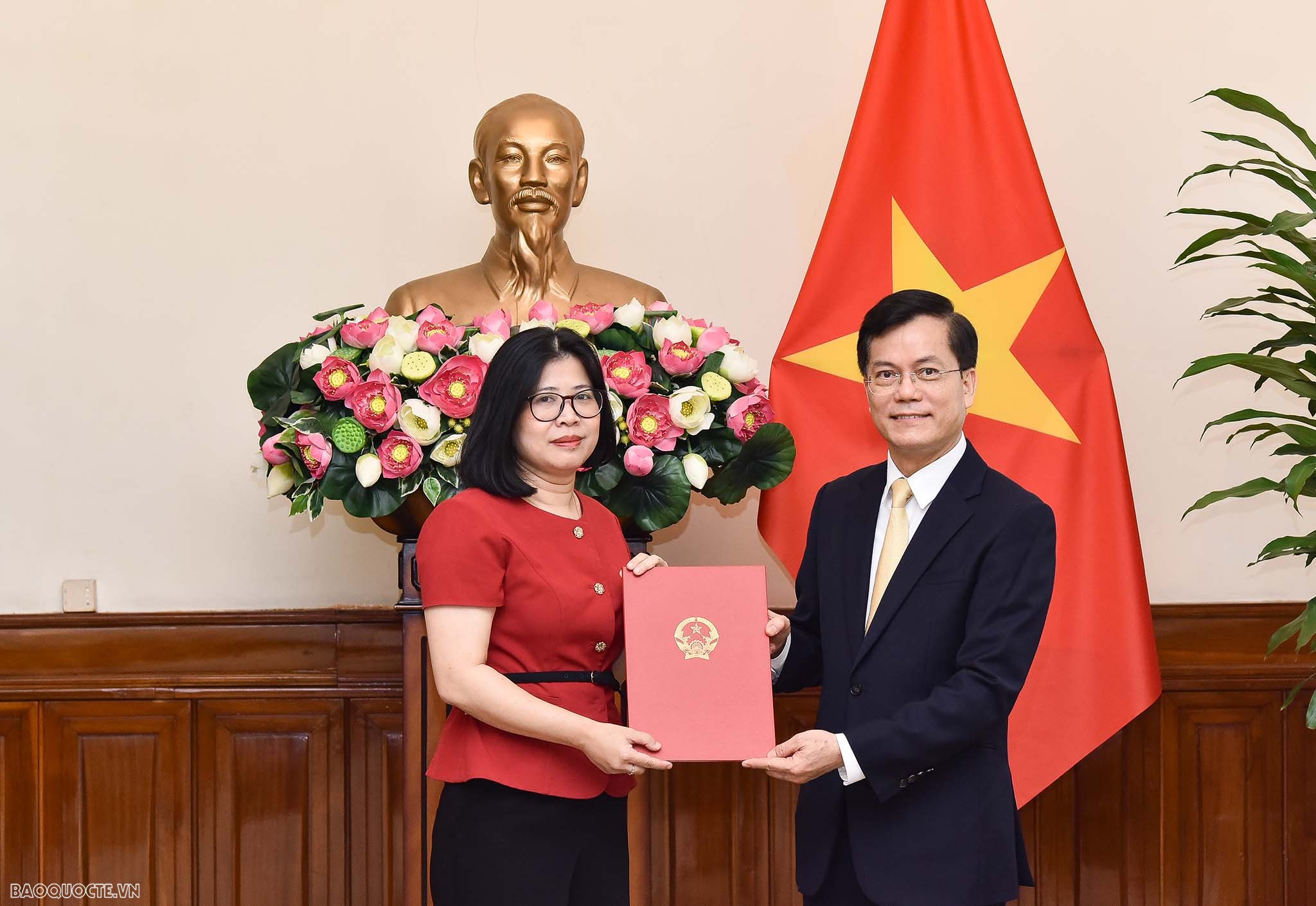 Thứ trưởng Ngoại giao Hà Kim Ngọc trao quyết định bổ nhiệm cho 6 cán bộ lãnh đạo cấp Vụ