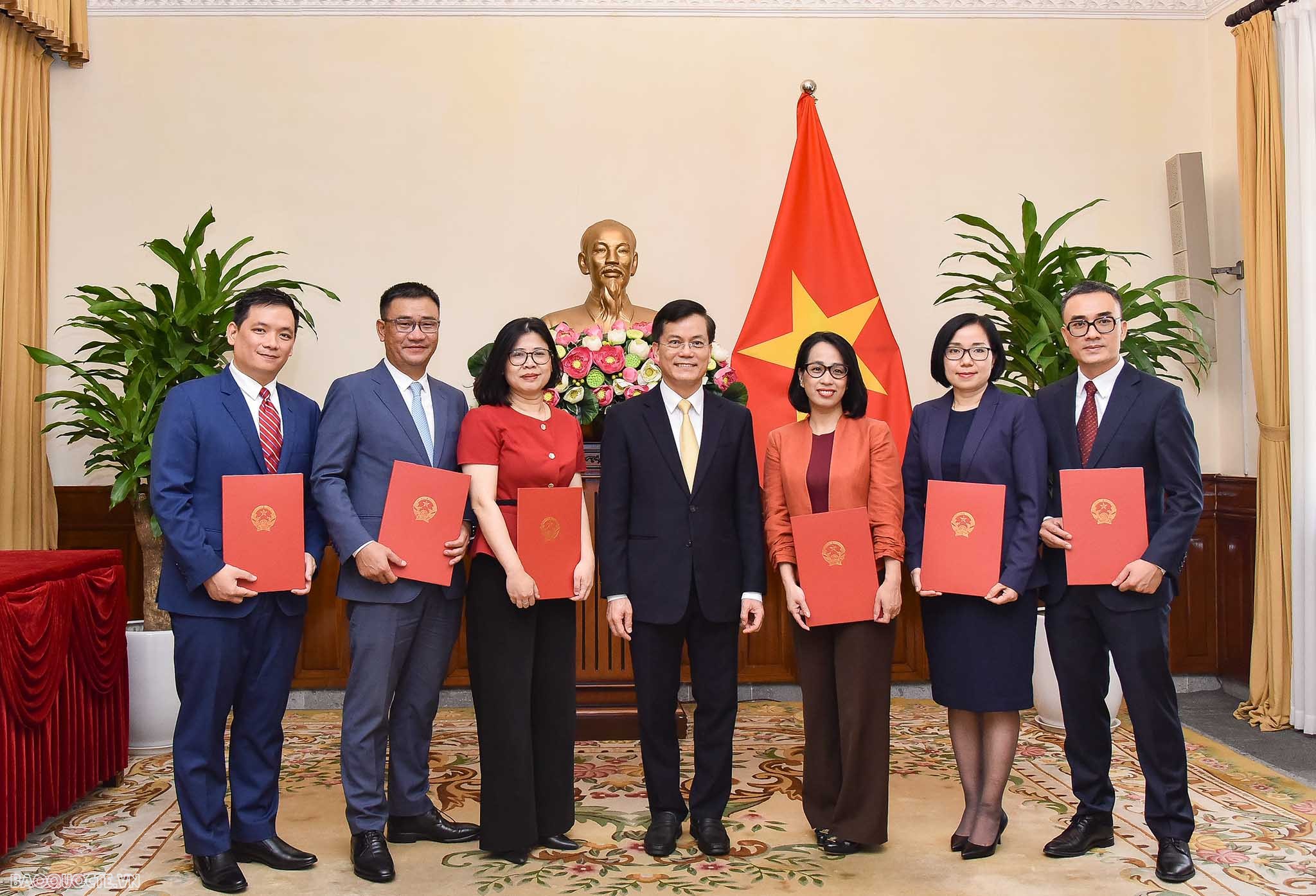 Thứ trưởng Ngoại giao Hà Kim Ngọc trao quyết định bổ nhiệm cho 6 cán bộ lãnh đạo cấp Vụ