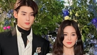 Pháp: Song Hye Kyo và Cha Eun Woo xuất hiện đẹp hoàn hảo gây bão mạng xã hội