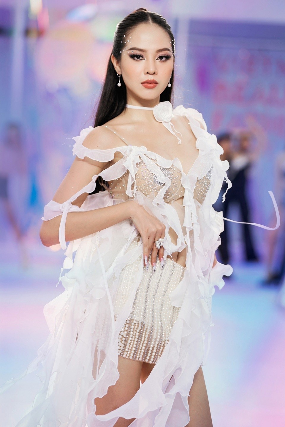 Hoa hậu Đỗ Thị Hà catwalk chuyên nghiệp