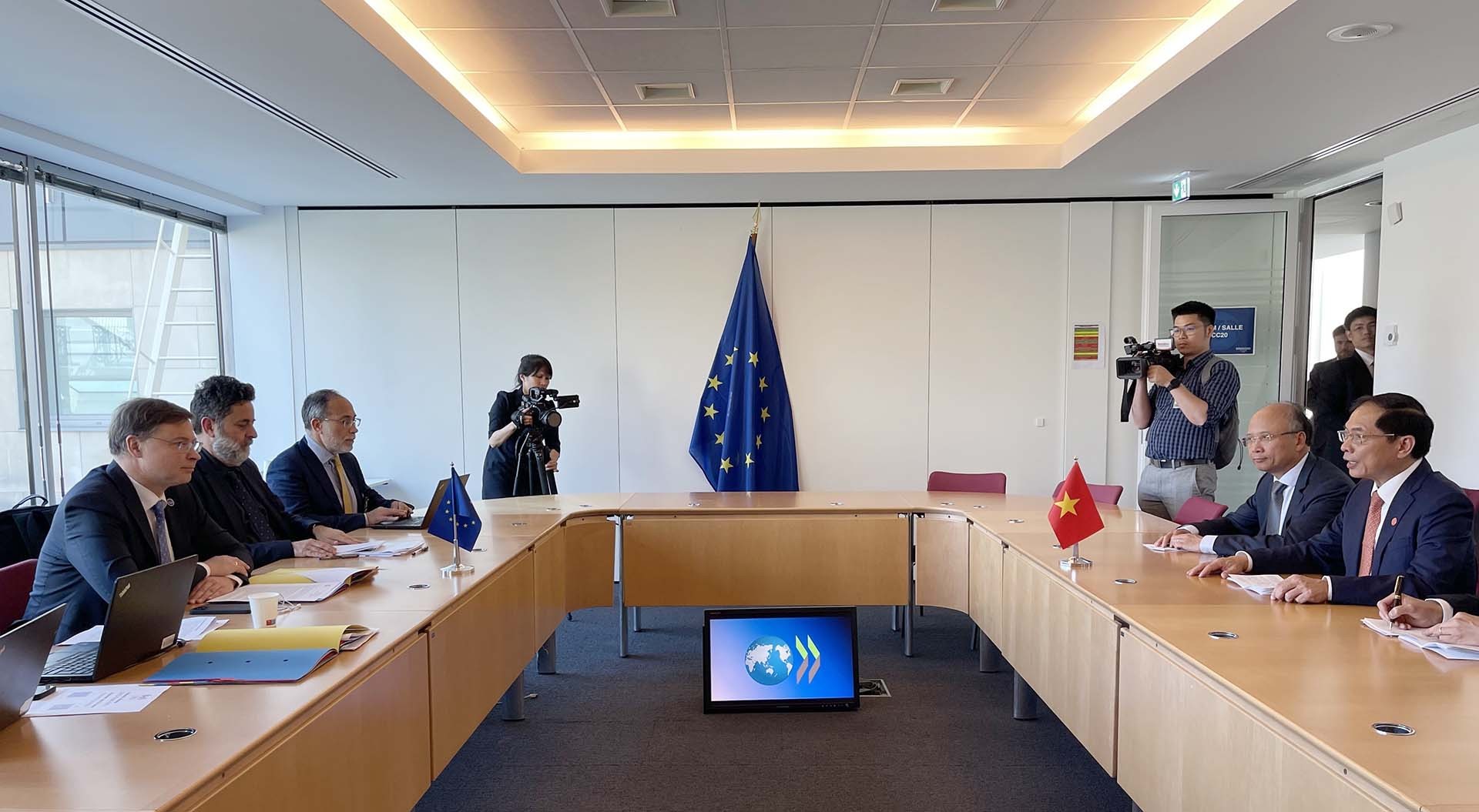 Bộ trưởng Ngoại giao Bùi Thanh Sơn gặp Phó chủ tịch Ủy ban châu Âu, Valdis Dombrovskis. (Nguồn: TTXVN)