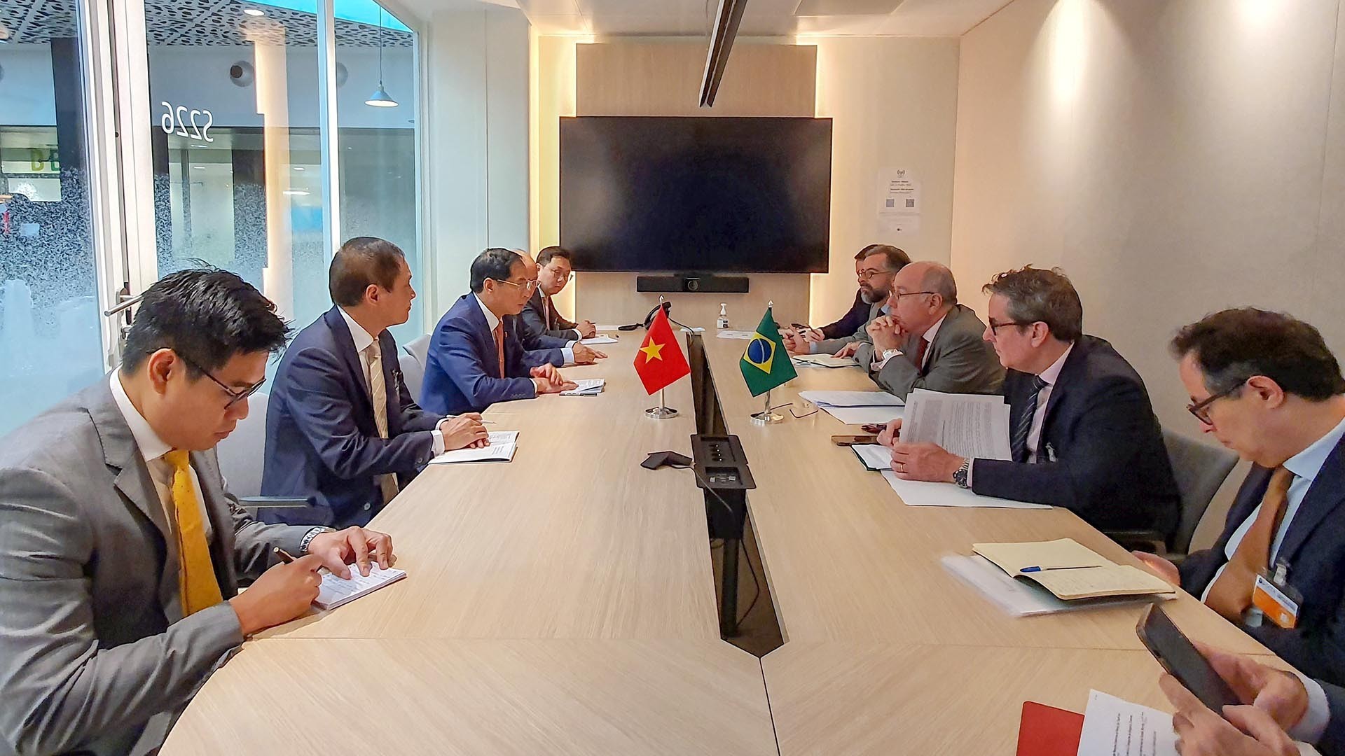 Bộ trưởng Ngoại giao Bùi Thanh Sơn gặp song phương các đối tác Brazil, Pháp, EU và Canada nhân dự Hội nghị OECD