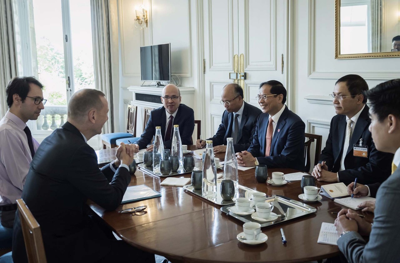 Foreign Minister Bui Thanh Son meets officials of Brazil, France, EC, Canada in Paris