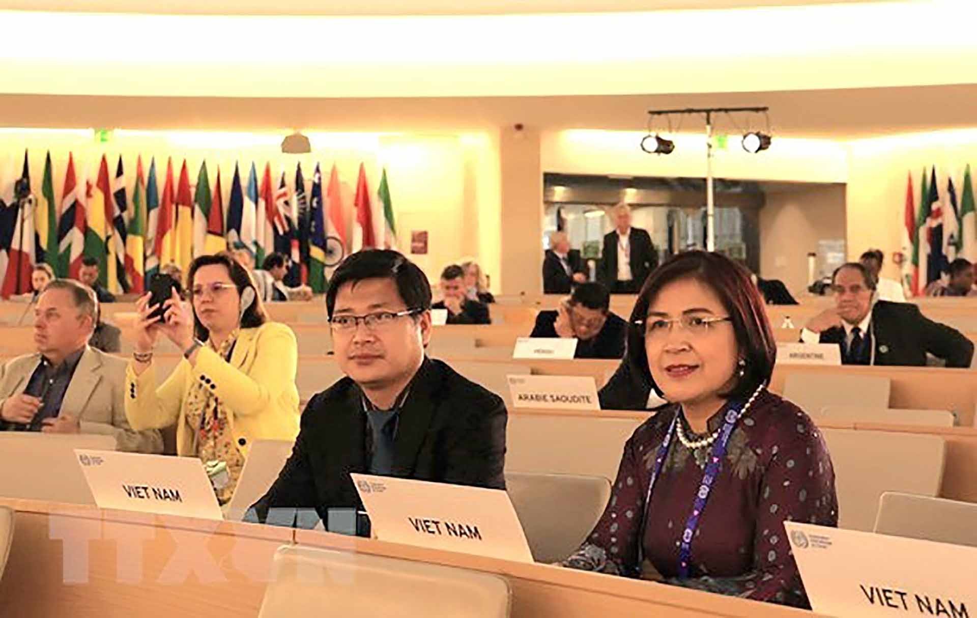 Đại sứ Lê Thị Tuyết Mai cùng Đoàn đại biểu Việt Nam tham dự Hội nghị. (Nguồn: TTXVN)