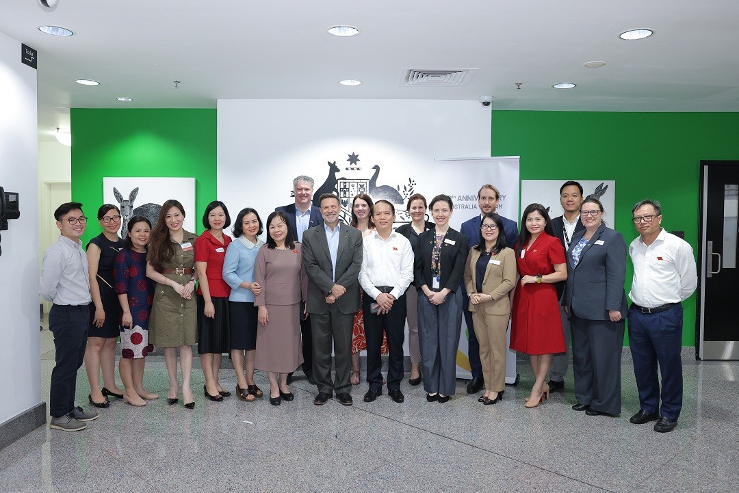 Các thành viên Nhóm nghị sỹ hữu nghị Australia-Việt Nam với Đại sứ Andrew Goledzinowski và cán bộ Đại sứ quán