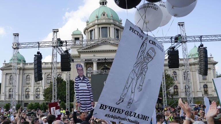 Serbia lại rung chuyển vì biểu tình chống chính phủ