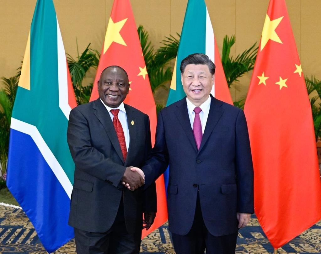 (06.10) Chủ tịch Trung Quốc Tập Cận Bình và Tổng thống Nam Phi Cyril Ramaphosa bên lề Hội nghị Thượng đỉnh G20 tại Bali, Indonesia tháng 11/2022. (Nguồn: Xinhua)